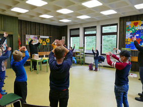 Symbolische Mantelteilung mit den Kommunionkindern (Foto: Karl-Franz Thiede)